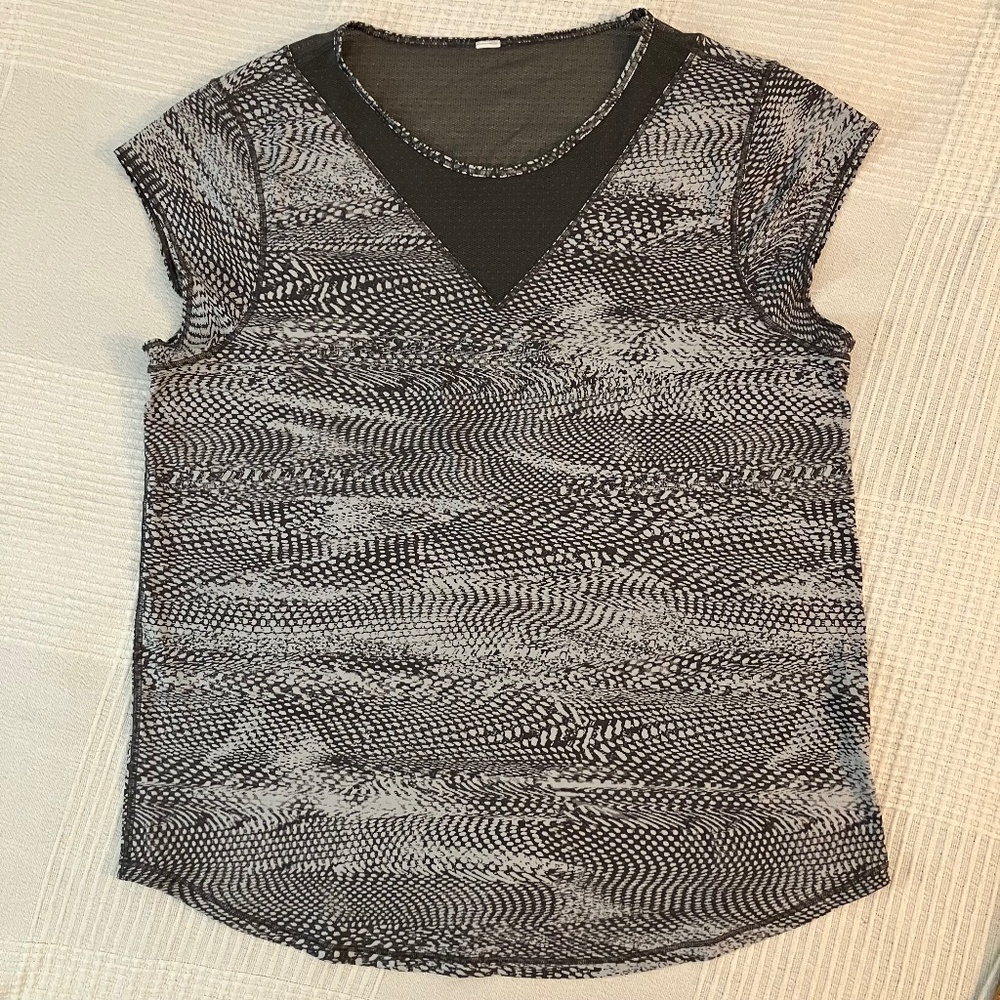 Lululemon For the Run Short Sleeve Shirt Top Swerve Grey Mesh Womens Size 6 / 8